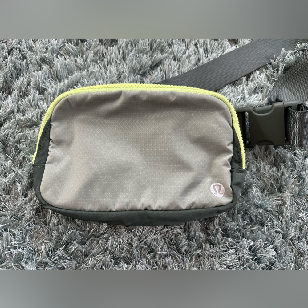 Lululemon Everywhere Belt Bag